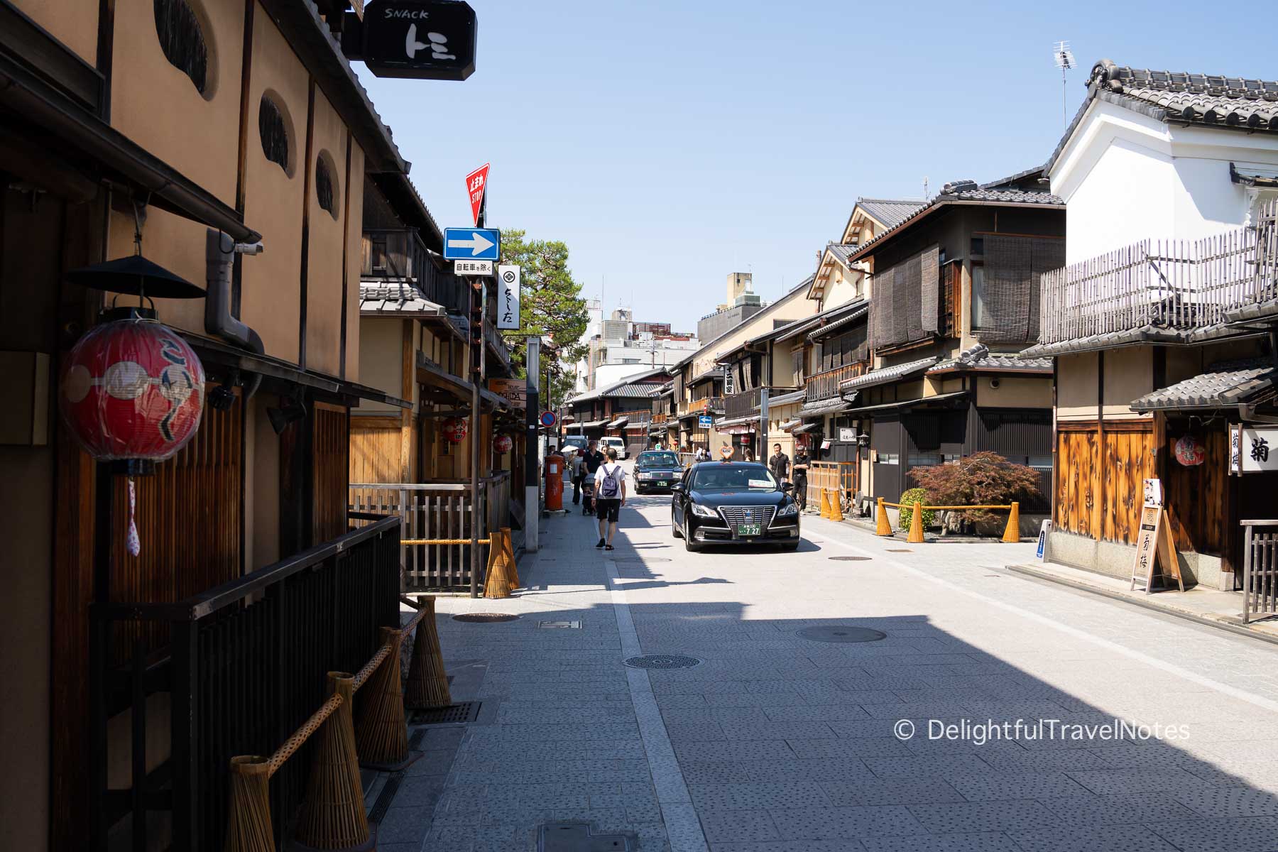 Hanamikoji-dori in Kyoto.