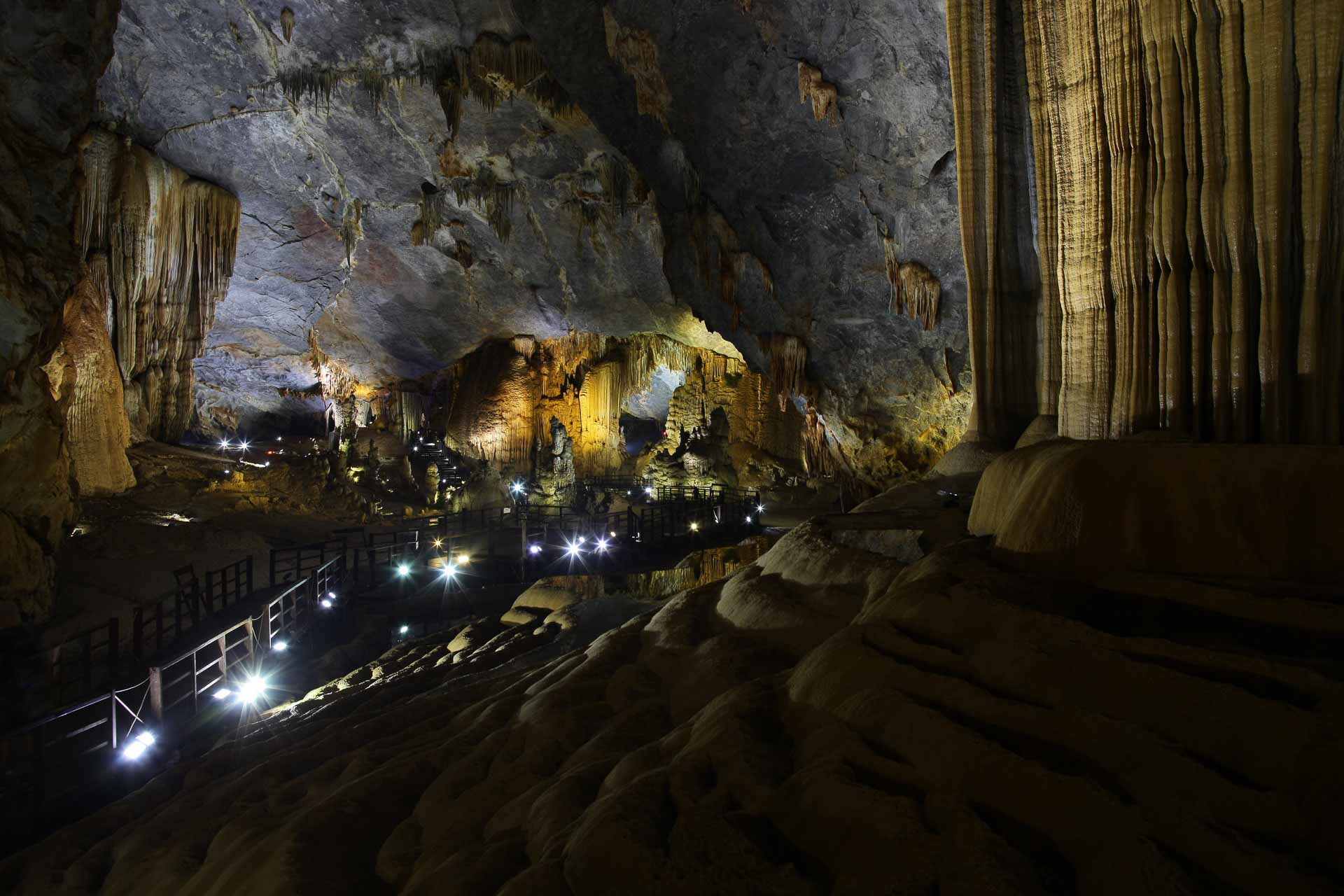 rock formations in Paradise Cave.