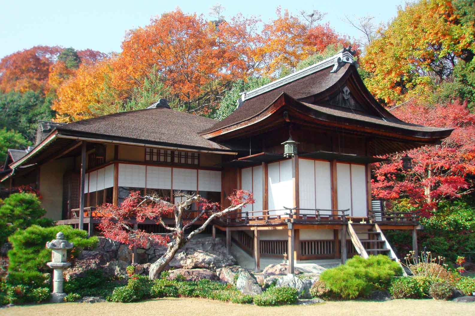 the Villa at Okochi Sanso Garden with vibrant fall foliage in the background.