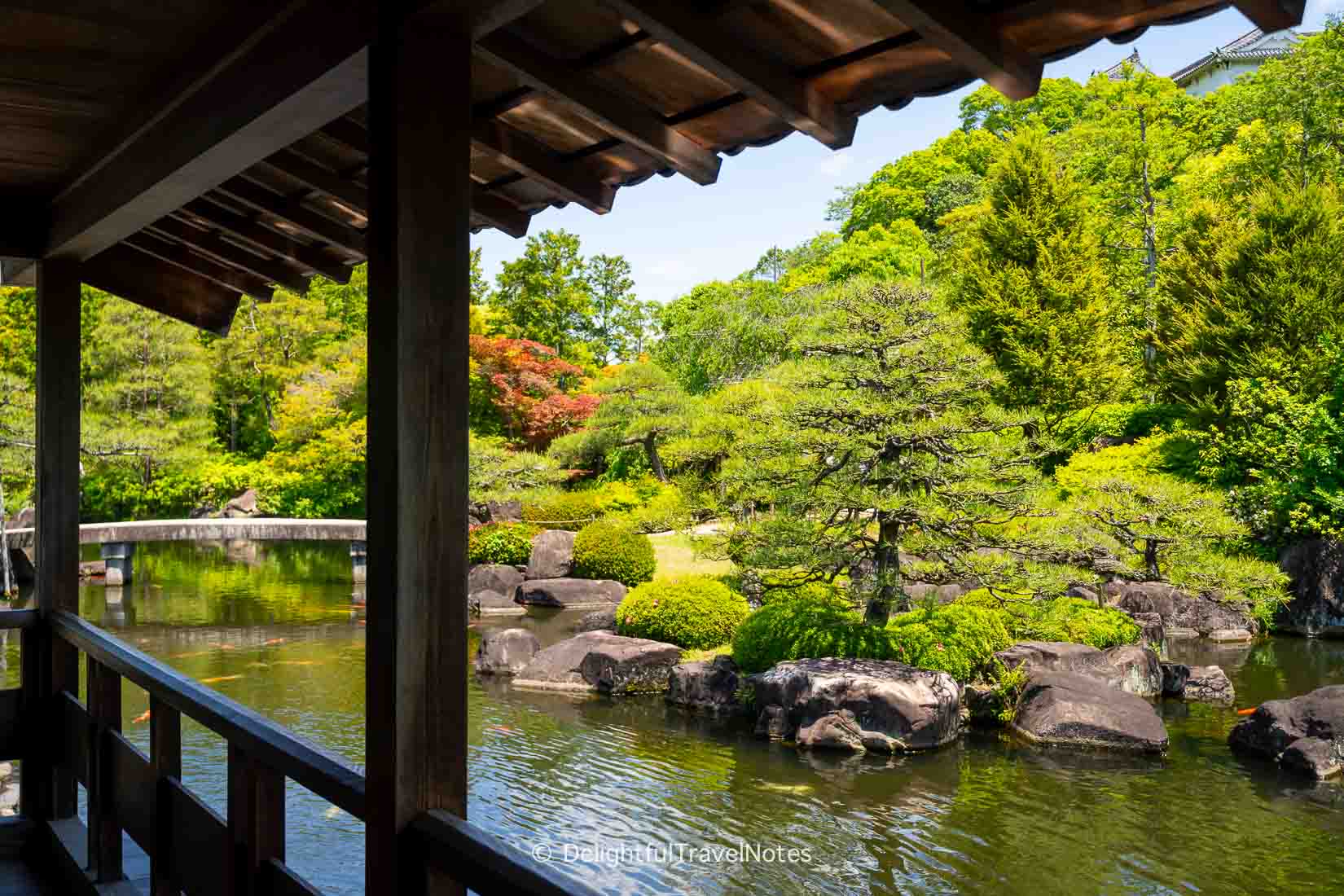 Koko-en main garden with pond and bridge.