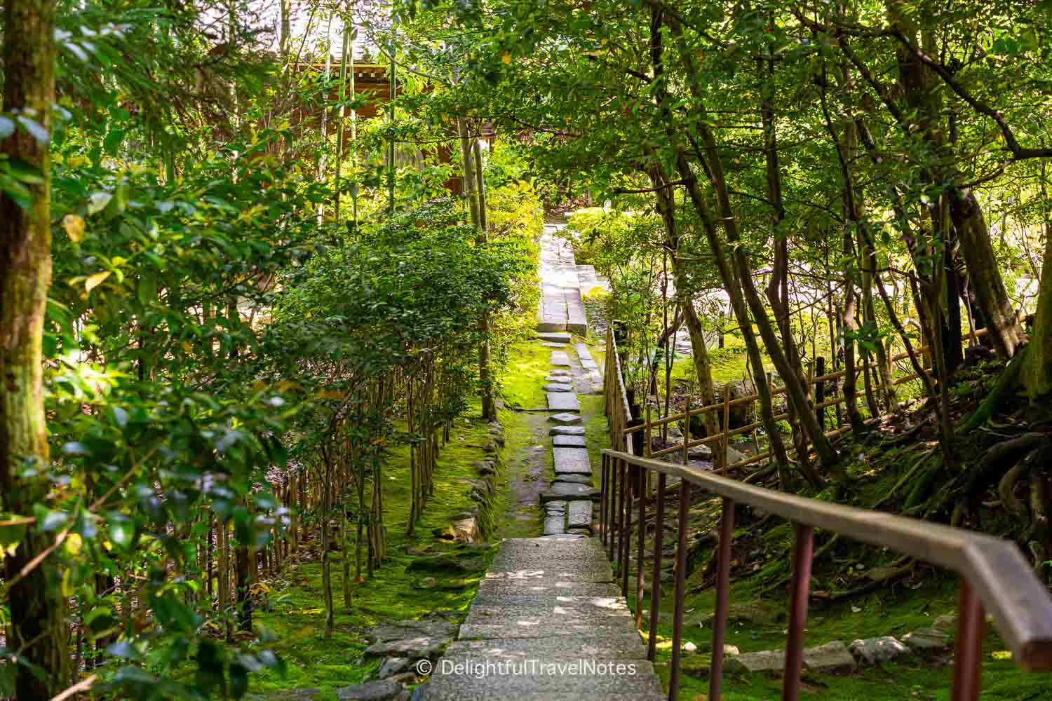 the downward path to the main hall of Konchi-in.