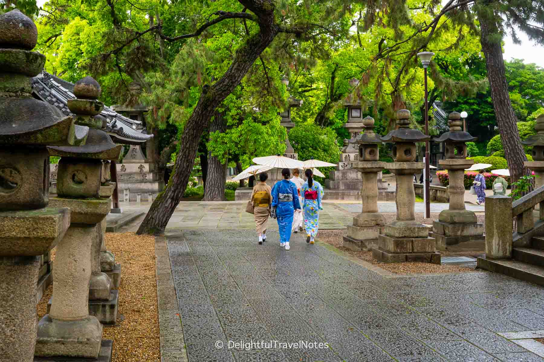 female visitors in kimono at Sumiyoshi Taisha in Osaka.