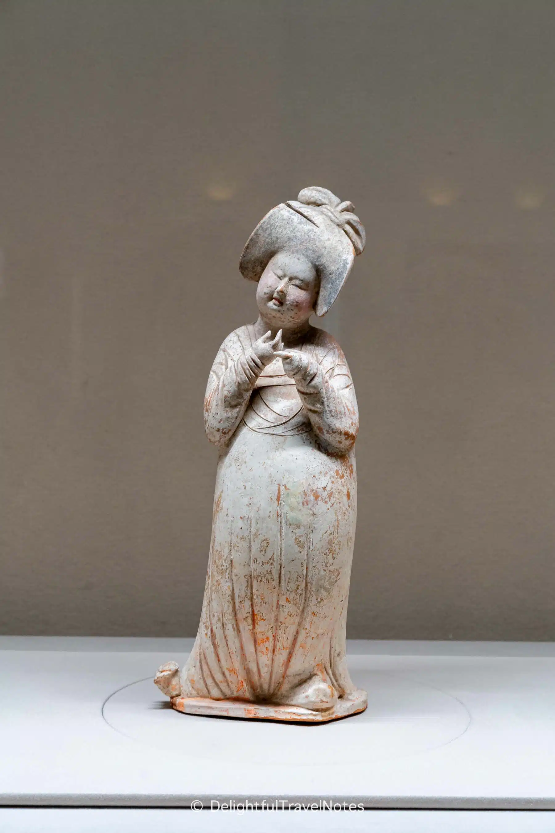 Woman statue from Tang Dynasty at Osaka Museum of Oriental Ceramics.