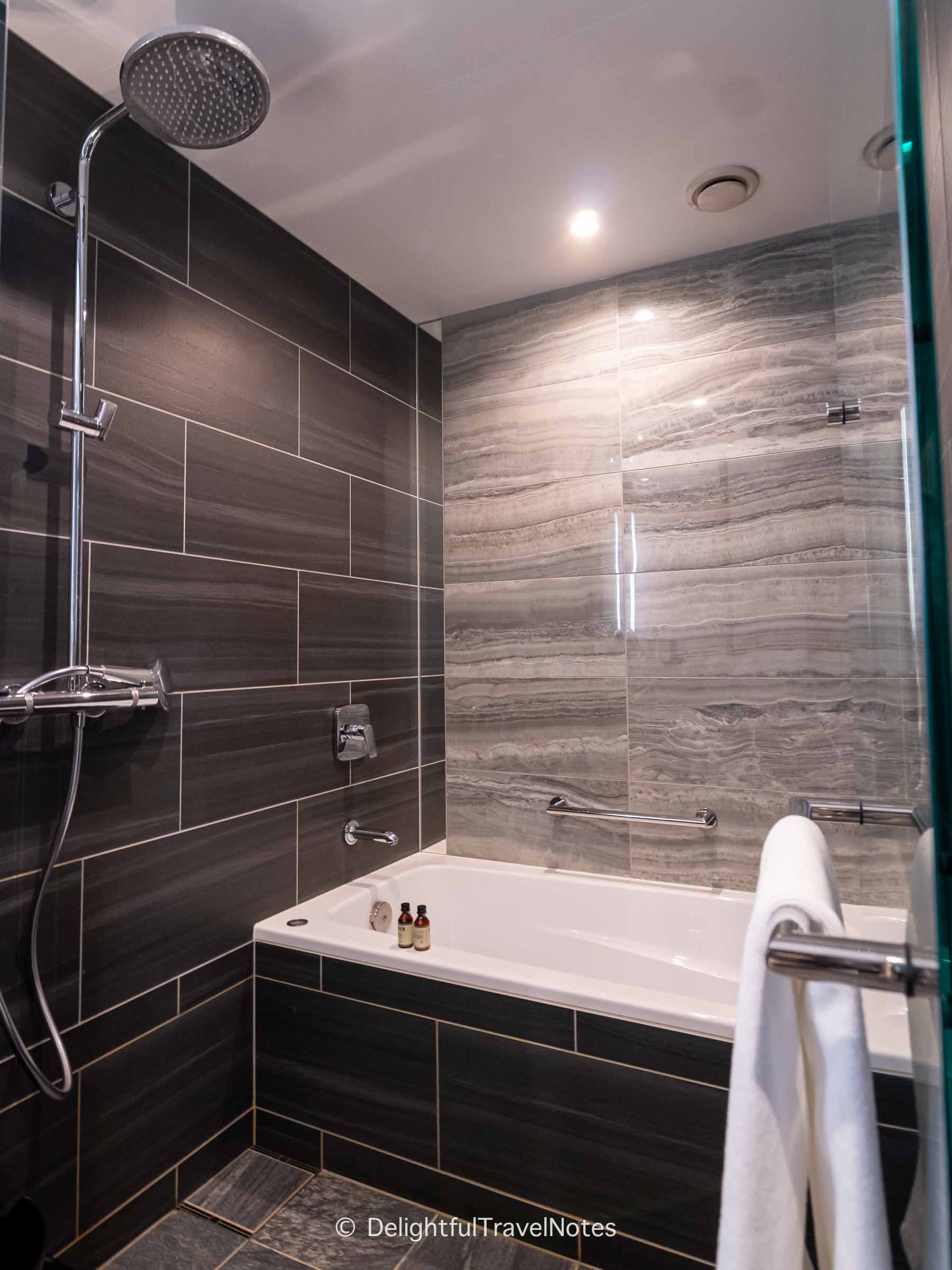 the shower and tub in guest room at Hotel Sanraku Kanazawa.