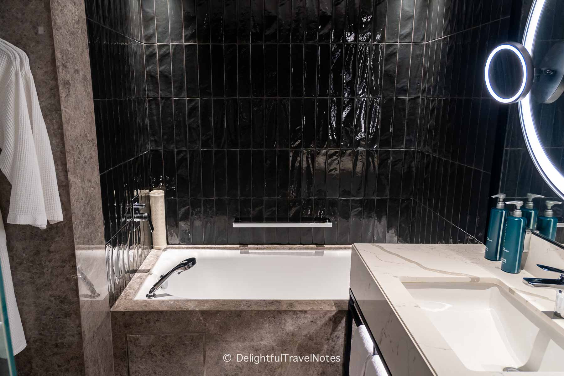 Bathtub in the bathroom in Hilton Singapore Orchard guest room.