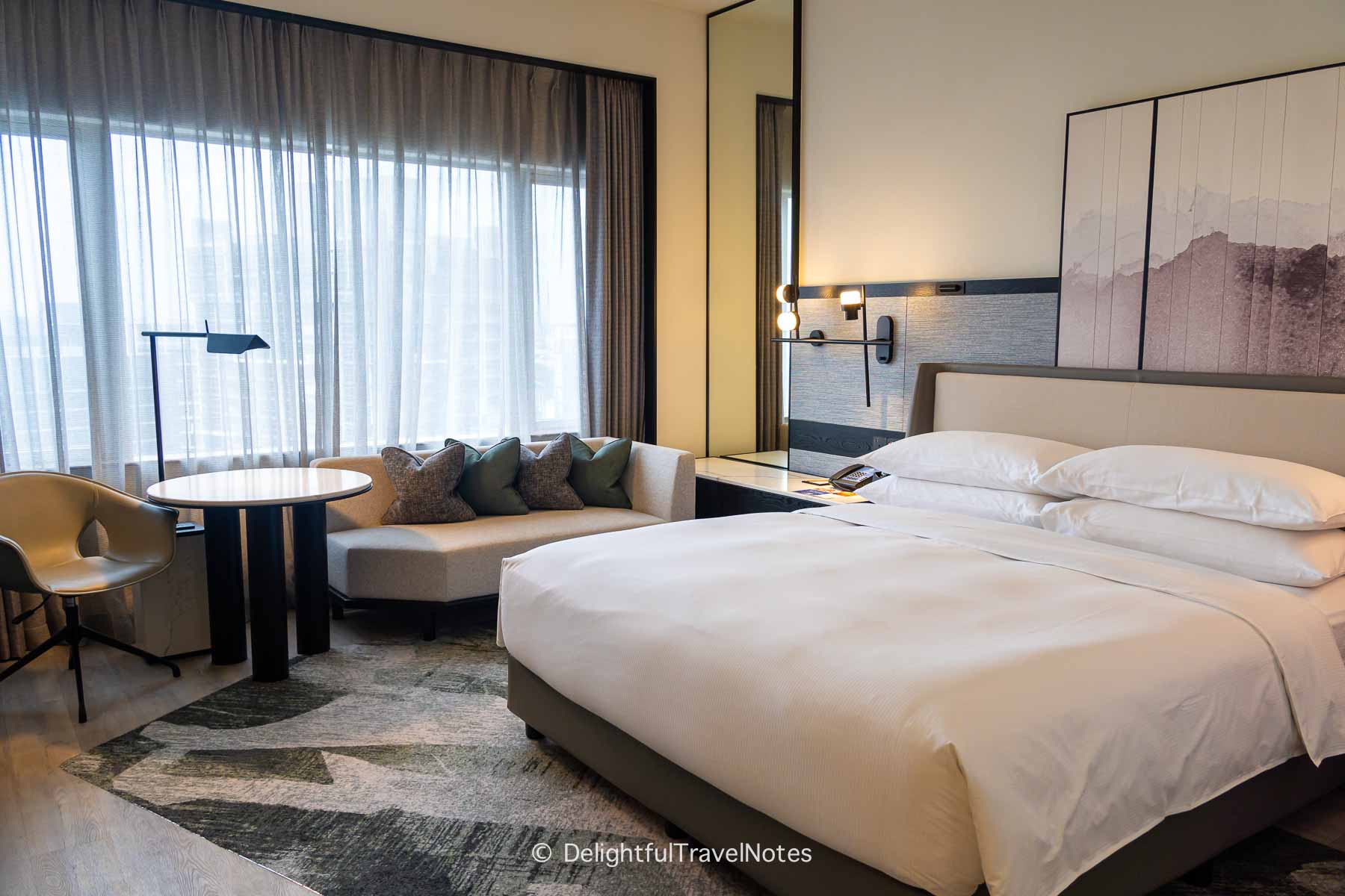 Hilton Singapore Orchard king guest room.