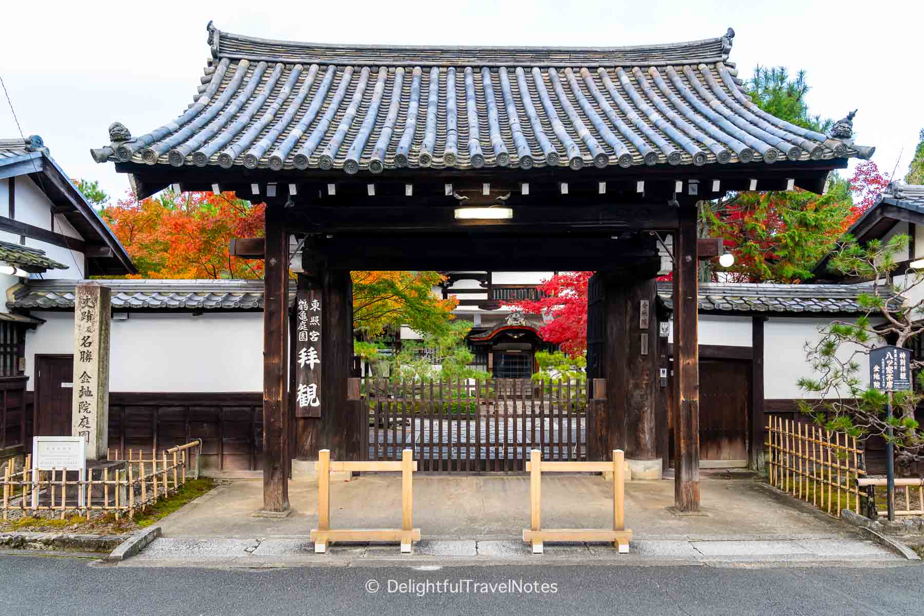 Konchi-in gate in the fall with colorful trees in the background.