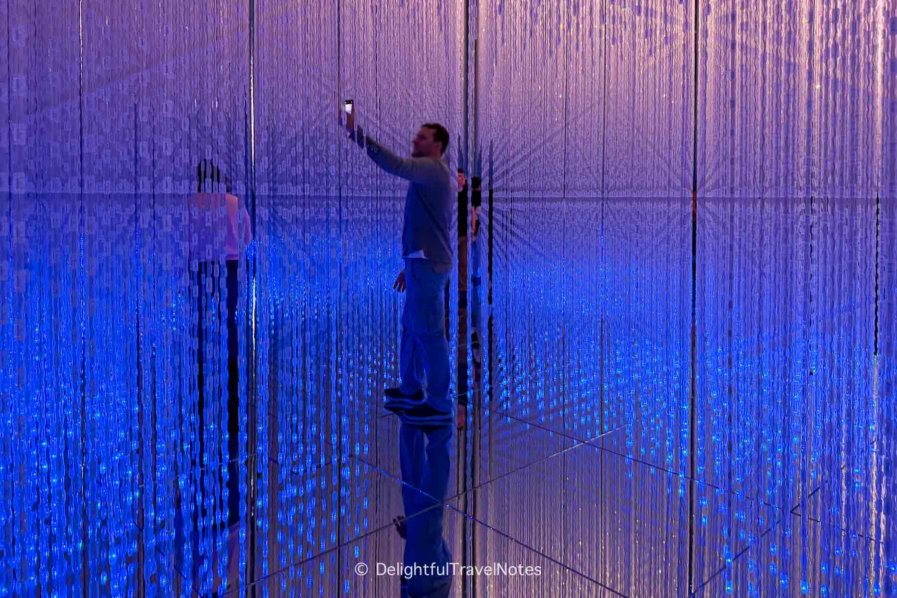 Infinite Crystal Universe room at TeamLab Borderless in Tokyo.